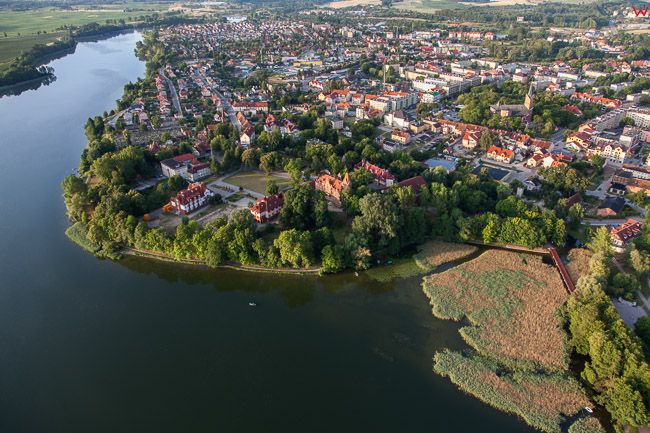 Olecko, panorama na centrum miasta przez jezioro. EU, Pl, Warm-Maz. Lotnicze.